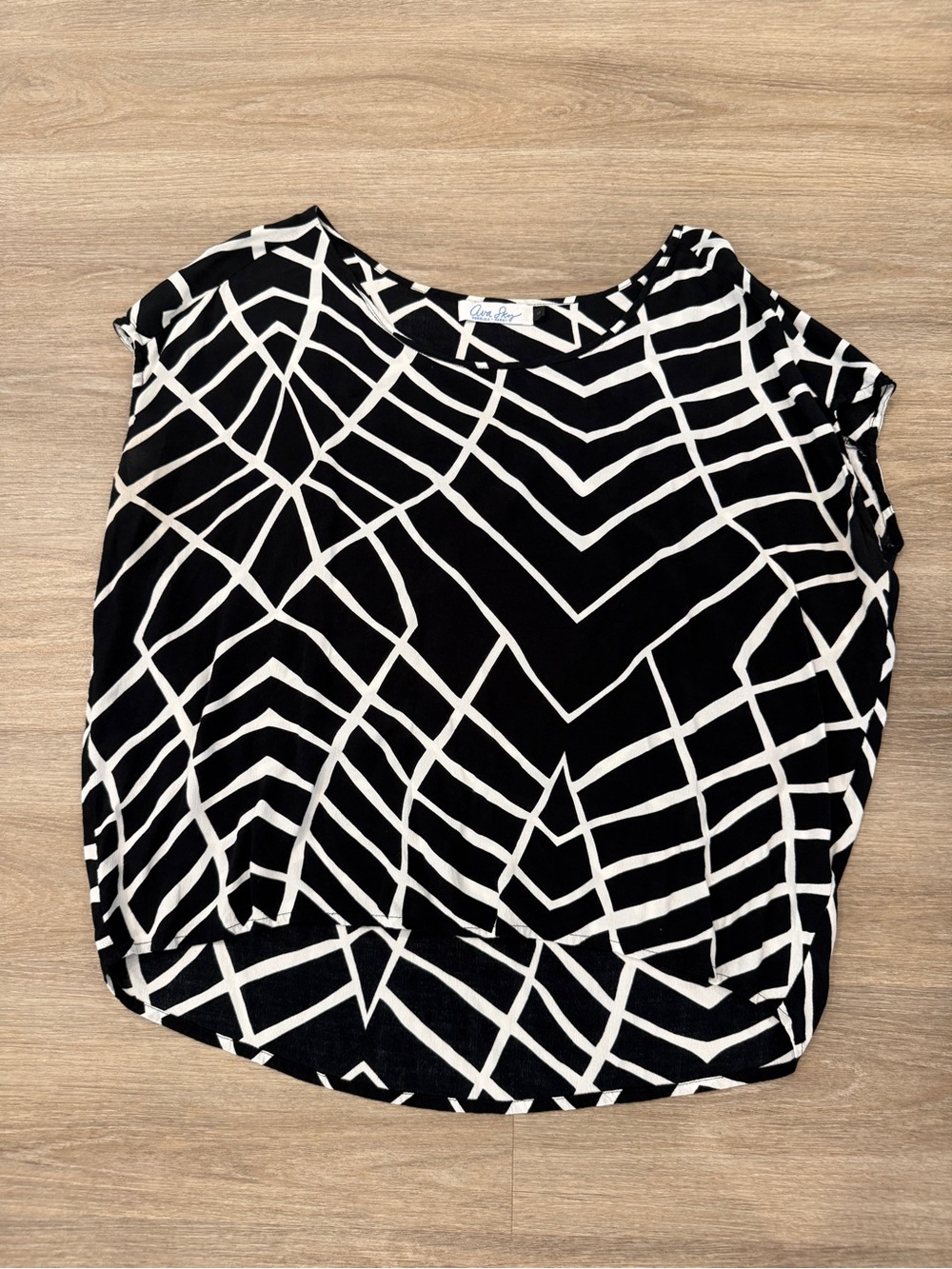 Fighting Eel Black & White Geometric Cap-Sleeve Top